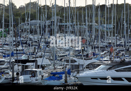 Yachten und Boote auf dem Fluss in der Nähe der Royal lymington lymington Yacht Club sailing boating Mündung Ansätze für lymington Hafen und Marinas Schlafplätze Stockfoto