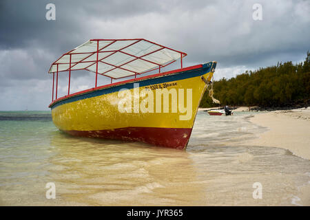 Havarierten Boot am Strand in Mauritius günstig Stockfoto