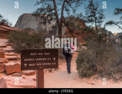 Wanderer Pässe West Rim Trail Zeichen auf dem Weg zu Angel's Landing Stockfoto