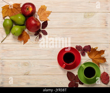 Herbst Konzept. Tassen Kaffee, Äpfel, Birnen und Herbstlaub auf einem hellen Hintergrund. Selektive konzentrieren. Stockfoto