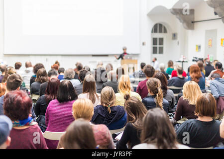 Frau hält Vortrag über Business-Konferenz. Stockfoto