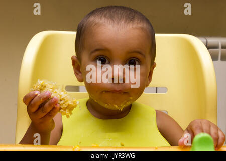 Baby isst Stockfoto