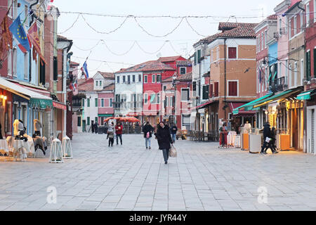 BURANO, ITALIEN - Januar 10; Touristen und Einheimische Wandern rund um große quadratische innen Insel Burano, Italien - Januar 10, 2017: Burano ist eine Insel in der Stockfoto