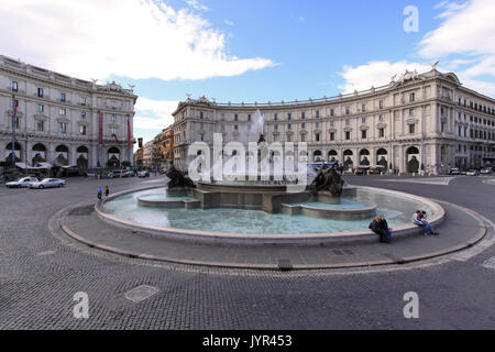 Rom, Italien, 24. November: beliebte Sehenswürdigkeit Brunnen der Najaden mit Touristen am Rande in Rom, Italien, 24. November 2009 sitzen; der Brunnen Stockfoto