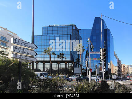 Nizza, Frankreich - Februar 03; Verkehrszeichen in Stadtzentrum Wegweiser in der Nähe der Promenade in Nizza, Frankreich - Februar 03, 2016: Moderne Architektur Gebäude c Stockfoto