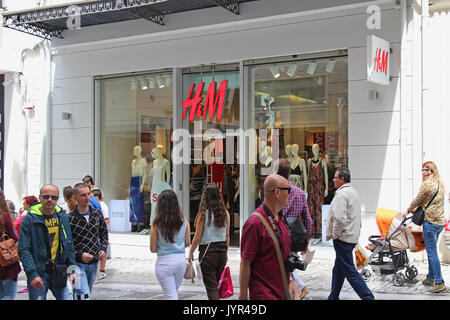 Athen, Griechenland - Mai 02; berühmten Einkaufsviertel Ermou Straße mit H&M Store und Menschen zu Fuß um in Athen, Griechenland - Mai 02, 2015; der Ermou Straße Stockfoto