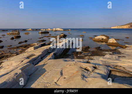 Ägäische Küste und Marmor Steine in Aliki, Insel Thassos, Griechenland Stockfoto
