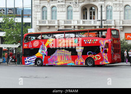 Athen, Griechenland - Mai 02; Rot Touristen Sightseeing Double Decker Bus auf dem Weg in Athen, Griechenland - Mai 02, 2015: Berühmte Hop on Hop off Sightseeing Bus co Stockfoto