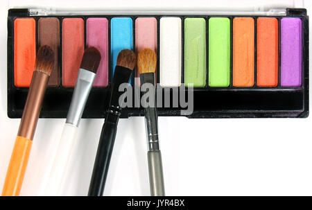 Bunte Lidschatten Palette mit Make up Pinsel Stockfoto