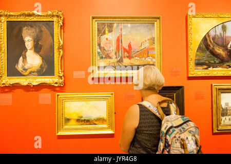 Frau an eine Ausstellung der Gemälde in einer Galerie GROSSBRITANNIEN Stockfoto