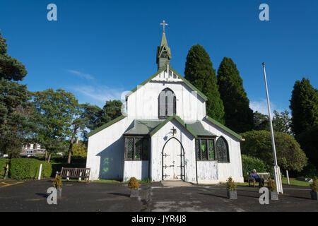 St. Barbara die Garnisonkirche bei Deepcut in Surrey, UK, mit blauem Himmel. Stockfoto