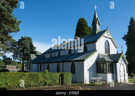 St. Barbara die Garnisonkirche bei Deepcut in Surrey, UK, mit blauem Himmel. Stockfoto