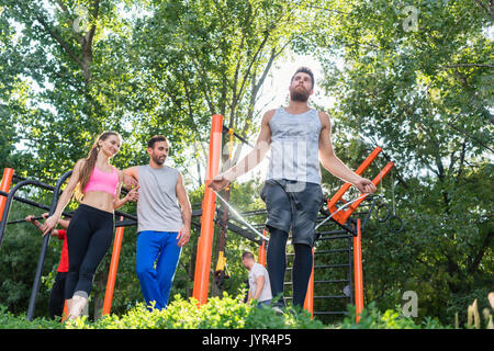 Niedrige Weitwinkelaufnahme eines athletischen jungen Mann immer seinem Herzen Ratte Stockfoto