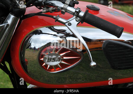 Ein Vintage bsa Motorrad auf einem Motorrad Messe für Fahrräder und mtorbikes der Vergangenheit oder gestern in Halle Zustand, sie restauriert. Stockfoto