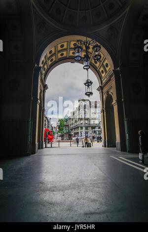 Blick auf den Bahnhof Straße vom Hauptbahnhof unter einen Bogen in Zürich Schweiz Stockfoto