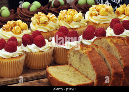 Einige Glutenfreie sticky Cream und vereist Vereisung Kuchen auf Anzeige auf einen Kuchen, süßen zuckerhaltigen Produkten stehen zum Verkauf sehr verlockend, Wüsten und Konfekt Stockfoto