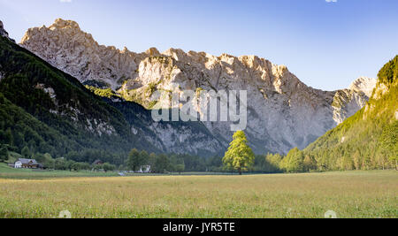 Logarska dolina - Logar-tal, Slowenien im Sonnenaufgang, Berggipfel hell von goldenen Farben der Sonne beleuchtet. Ein beliebtes touristisches Reiseziel und Stockfoto