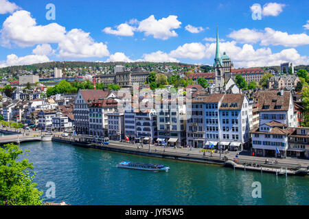 Panoramablick auf die Altstadt von Zürich und die Limmat vom Lindenhof Square Stockfoto