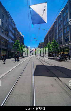 Downtown City Szenen vom Bahnhof Straße, der wichtigsten Einkaufsstraße in Zürich die Schweiz mit den Flaggen der Stadt Stockfoto