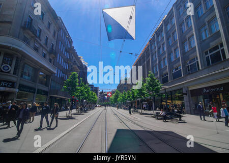 Downtown City Szenen vom Bahnhof Straße, der wichtigsten Einkaufsstraße in Zürich die Schweiz mit den Flaggen der Stadt Stockfoto