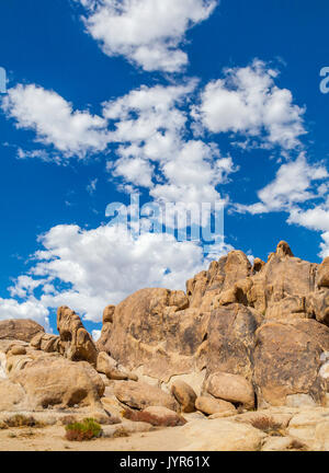 Dramatische wolkenbildung wie Runner über Alabama Hills National Recreation Area in Lone Pine, Kalifornien geformt Stockfoto