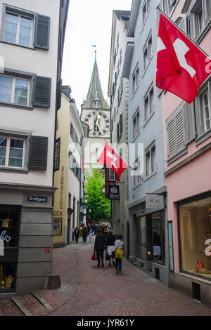 Downtown City Szene und Blick auf die St. Peterskirche mit der größten Ziffernblatt in Europa Postkarte Aussicht von Zürich Schweiz Stockfoto