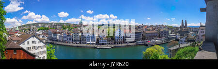 Panoramablick auf die Altstadt von Zürich aus dem Lindenhof Marktplatz mit dem Grossmünster Cathedral, Zürich City Hall und die Limmat. Stockfoto