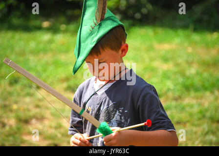 Junge mit grünen Hut, Pfeil und Bogen, Robin Hood Festival, Sherwood Forest, Nottinghamshire, England, Vereinigtes Königreich Stockfoto