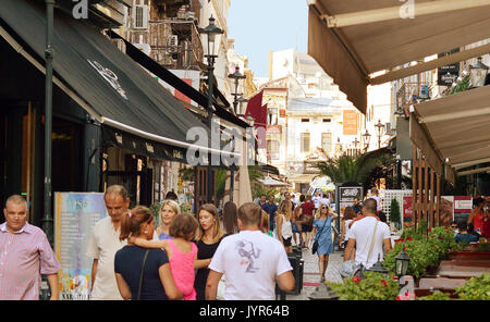 Bukarest, Rumänien - 18. AUGUST 2017: Sommer in der Stadt Altstadt und Touristen und Einheimische zu Fuß durch die engen Gassen inmitten der Cafés, Bars und Stockfoto