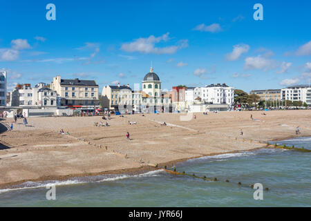 Strand und Promenade von Worthing Pier, Worthing, West Sussex, England, Vereinigtes Königreich Stockfoto