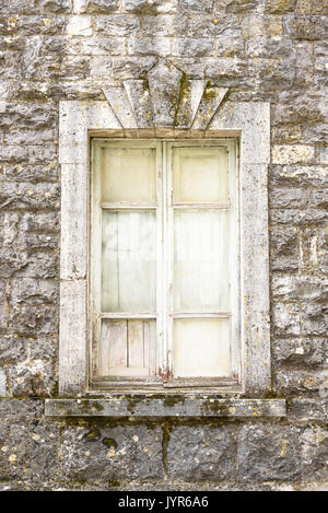 Alte Fenster auf stein Wand Stockfoto