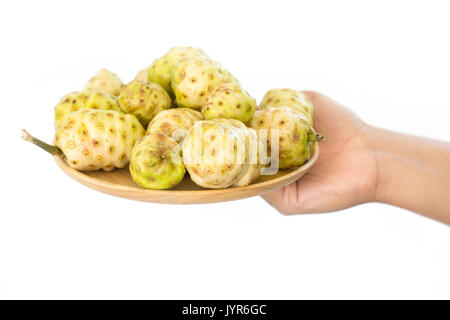 Hand, die Noni-frucht auf weißem Hintergrund Stockfoto