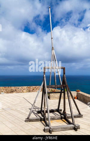 Ansicht eines Trebuchet auf dem Dach der alten Festung von Castelsardo, Provinz Sassari, Sardinien, Italien, Europa. Stockfoto