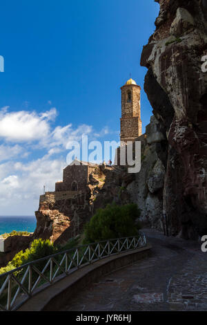 Blick auf die Kathedrale Sant'Antonio Abate in Castelsardo, Provinz Sassari, Sardinien, Italien, Europa. Stockfoto