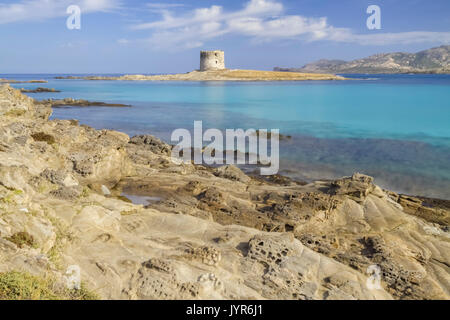 Blick auf La Pelosa alter Turm und Strand in Stintino, Provinz Sassari, Sardinien, Italien, Europa. Stockfoto