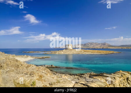 Blick auf La Pelosa alter Turm und Strand in Stintino, Provinz Sassari, Sardinien, Italien, Europa. Stockfoto