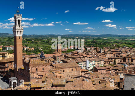 Panoramablick von der Dom von Siena auf die Dächer der mittelalterlichen Stadt von Siena, Toskana, Italien. Stockfoto