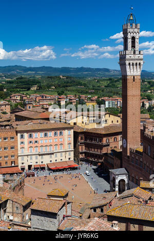 Panoramablick von der Dom von Siena auf die Dächer der mittelalterlichen Stadt von Siena, Toskana, Italien. Stockfoto