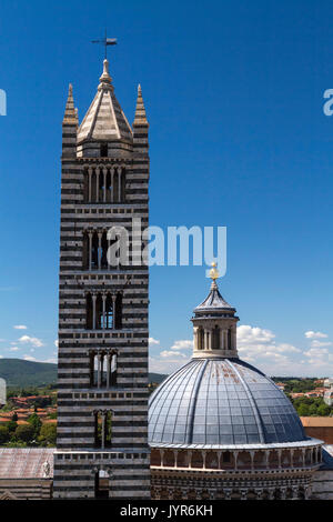 Panoramablick von der Dom von Siena auf die Dächer der mittelalterlichen Stadt von Siena, Toskana, Italien. Stockfoto