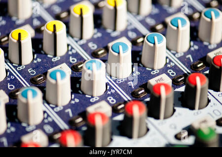 Nahaufnahme des bunten Audio Mixer Board. Stockfoto