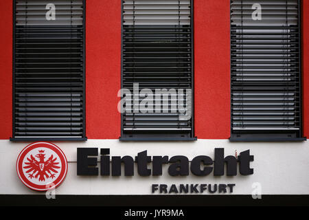 Frankfurt, Deutschland - 05. August 2017: Das Wappen der Sportverein Eintracht Frankfurt an der Fassade eines Club Gebäude am 05. August 2017 in F Stockfoto