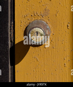 Nahaufnahme eines getrübt Sperre auf eine gelbe Tür Stockfoto