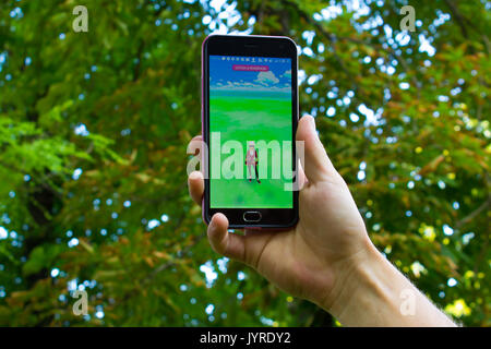 Dnipropetrowsk, Ukraine - 23. Juli 2016: Die weibliche Hand, die eine Telefon mit Spiel Pokemon gehen im Park Stockfoto