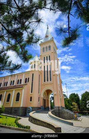 Nikolaus von Bari Kathedrale (Kirche von Huhn) am sonnigen Tag in Dalat Vietnam. Es ist eine der berühmtesten Kirchen von Dalat Stadt durch einzigartige und Histor Stockfoto