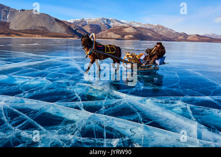 Die Mongolei, khovsgol Provinz, mit Pferd und Schlitten auf dem gefrorenen See Khovsgol im Winter Stockfoto