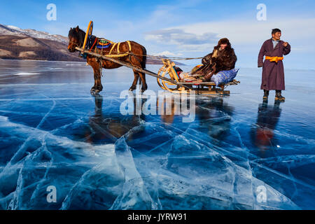 Die Mongolei, khovsgol Provinz, mit Pferd und Schlitten auf dem gefrorenen See Khovsgol im Winter Stockfoto