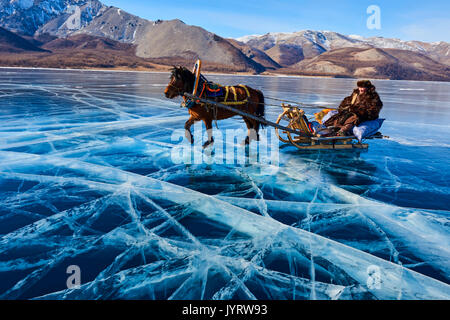 Die Mongolei, khovsgol Provinz, mit Pferd und Schlitten auf dem gefrorenen See Khovsgol im Winter Stockfoto