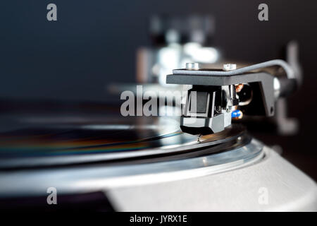 Plattenspieler mit schwarzen Headshell Cartridge in Aktion, dj, Audio Stockfoto