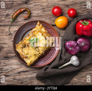 Traditionelle Klassische italienische Lasagne auf Holz rustikale Hintergrund Stockfoto