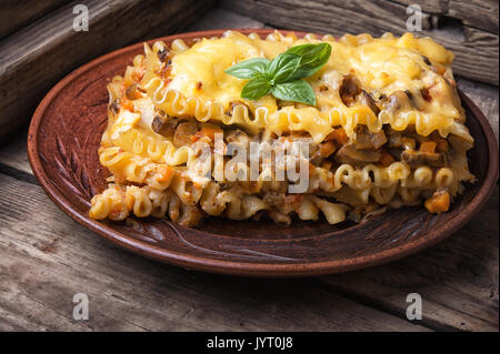 Traditionelle Klassische italienische Lasagne auf Holz rustikale Hintergrund Stockfoto